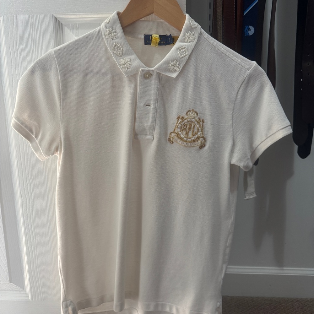 Like new women’s polo with crest and collar detail